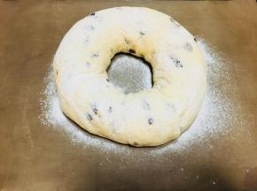 发酵至2倍大后，表面筛粉。烤箱180度。18到22分钟。具体温度感觉自己烤箱调节。注意自己烤箱的高度。以免上色过度。