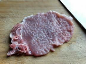 猪大排用工具敲，或者用刀背也可以。