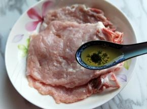 放入器具中，加入料酒。