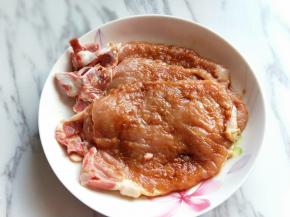 抓均匀，腌制30分钟。