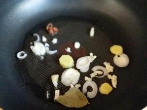 起油锅，加入香料炒香。