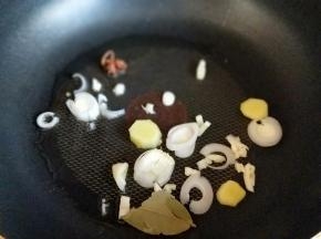 起油锅，加入香料炒香。