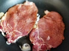 放入腌制好的大排中小火煎。