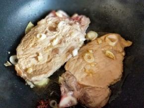 煎至变色微黄。