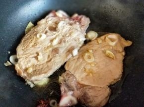 煎至变色微黄。