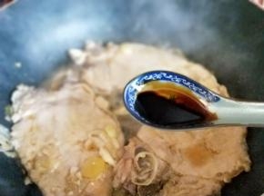 加入少许老抽。