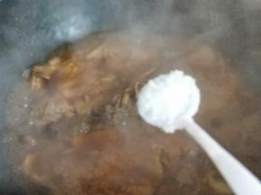 按个人口味加入适量，大火收汤即可关火。