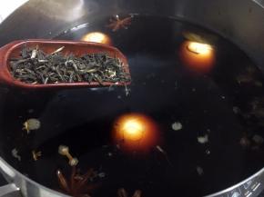 放入3g的茉莉花茶。