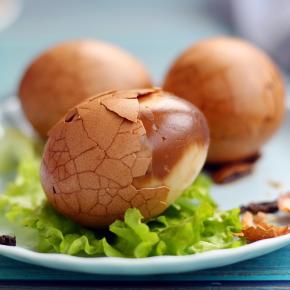 焖好的茶鸡蛋色泽鲜艳，香气四溢。