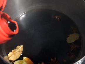 倒入半碗的酱油。酱油的量可灵活掌握。