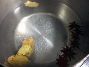 另外起锅，锅里的水煮开后放入香叶和八角。