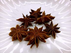 八角为著名的调味香料，味香甜。八角具有健胃、驱风、镇痛、调中理气、祛寒湿，治疗消化不良和神经衰弱等功用。
