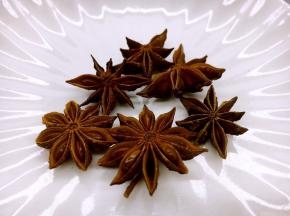 八角为著名的调味香料，味香甜。八角具有健胃、驱风、镇痛、调中理气、祛寒湿，治疗消化不良和神经衰弱等功用。