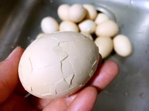然后将每个鸡蛋磕厨裂纹。