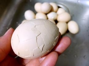 然后将每个鸡蛋磕厨裂纹。