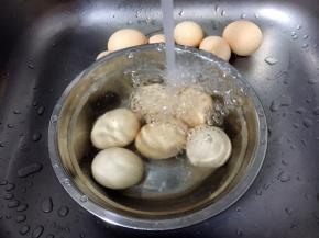 首先把鸡蛋清洗干净。