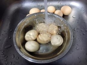首先把鸡蛋清洗干净。