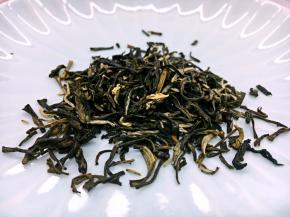 茶鸡蛋是道传统的小吃，煮茶叶蛋最好用茉莉花茶，因为茉莉花茶香浓而不苦涩，煮出来的蛋香气四溢，茶香和酱香融合在一起，好吃极了。