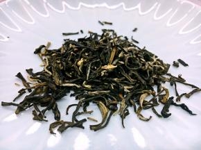 茶鸡蛋是道传统的小吃，煮茶叶蛋最好用茉莉花茶，因为茉莉花茶香浓而不苦涩，煮出来的蛋香气四溢，茶香和酱香融合在一起，好吃极了。