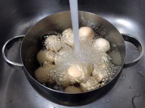 煮熟后立即用凉水冲洗，这样做好的茶鸡蛋容易剥皮。