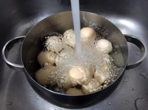 煮熟后立即用凉水冲洗，这样做好的茶鸡蛋容易剥皮。