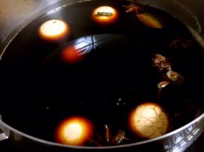 煮的时候要盖好锅盖儿，煮好了后也不要打开锅盖，盖着锅盖焖8个小时以上。