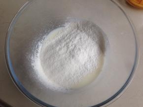 将面粉过筛进去，拌均匀