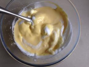 再倒回剩余的蛋白霜里