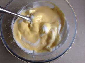 再倒回剩余的蛋白霜里