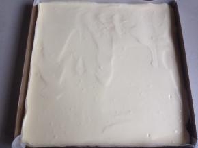 倒入28*28CM正方形烤盘里（烤盘内铺一张油纸方便脱模），用刮板刮平蛋糕糊表面，在桌面上震出大气泡