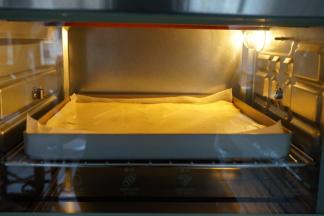 放入已经提前预热好170度的烤箱倒数第二层，烘烤16分钟左右（各家烤箱脾气不同，温度仅供参考）