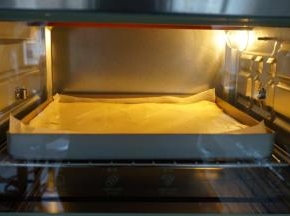 放入已经提前预热好170度的烤箱倒数第二层，烘烤16分钟左右（各家烤箱脾气不同，温度仅供参考）