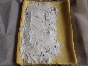 将奥利奥淡奶油抹在蛋糕上