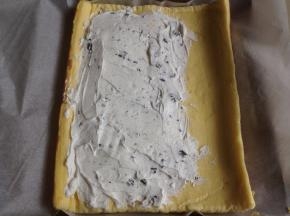 将奥利奥淡奶油抹在蛋糕上