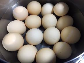 然后把鸡蛋放入小锅里，放入凉水，我煮了15个鸡蛋，用了约900ml的水。