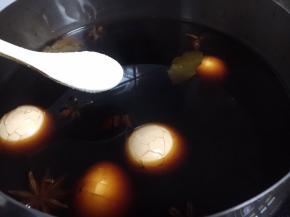 放入煮熟的磕出裂纹的鸡蛋，放入50g的盐。盐的量可灵活掌握。