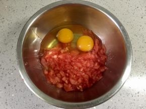 打入两个鸡蛋，拌匀。