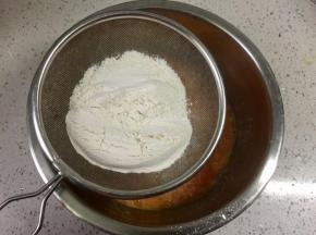 筛入面粉