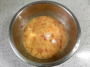放入糖和盐拌匀。
