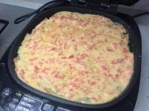 倒入番茄鸡蛋糊，开始用小火力煎。