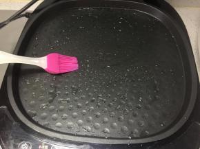 电饼铛预热好后，上下盘刷一层植物油