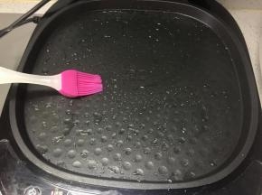 电饼铛预热好后，上下盘刷一层植物油