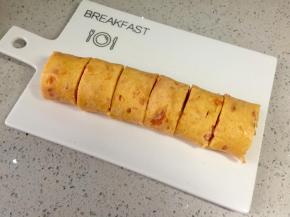 卷好后，去掉两端不平整的部分，切成等宽的小段即可。