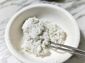 分次加入温水，用筷子挑成絮状。