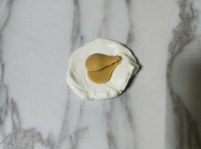 取一小块糯米团，用掌心压扁，放入巧克力。