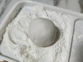 包好的汤圆放入干粉中，裹上一层干粉，避免黏连。