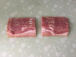 培根自然解冻后，切成两半。