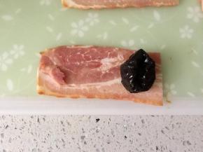 取一片培根，一端放上一颗去核西梅干。