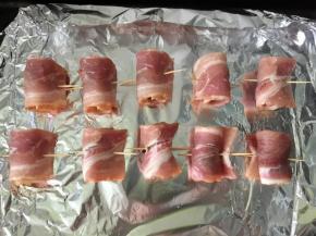 全部卷好后，放入铺了锡纸的烤盘。