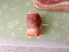 用培根把西梅卷起，用一根牙签固定。